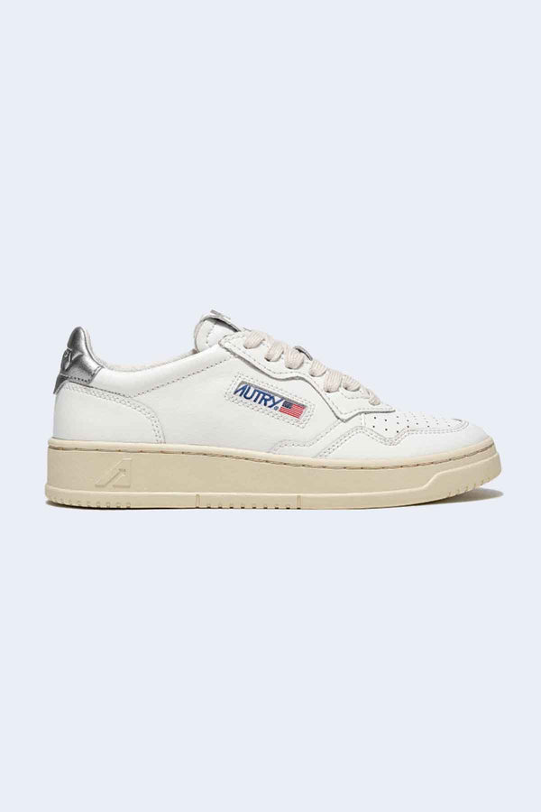 Women's Medalist Low Sneaker in White/Silver