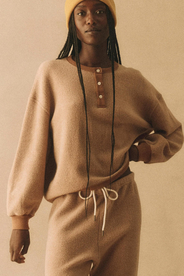 The Fleece Henley Sweatshirt in Fawn
